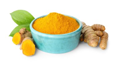 Kabın içindeki zerdeçal tozu, kökler ve yeşil yapraklar beyaz üzerine izole edilmiş.