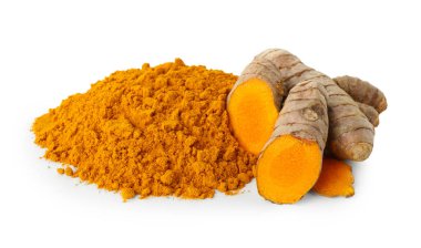 Beyaz üzerine izole edilmiş zerdeçal tozu ve kökler yığını