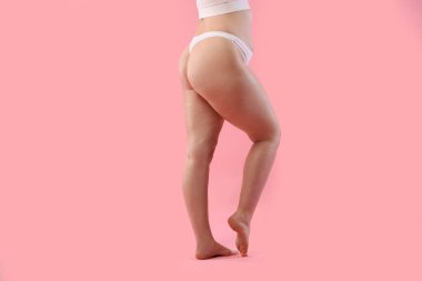 Pembe arka planda selüliti olan kadın, yakın plan.