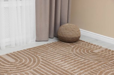 Havalı yumuşak halı, yerde desenler var.