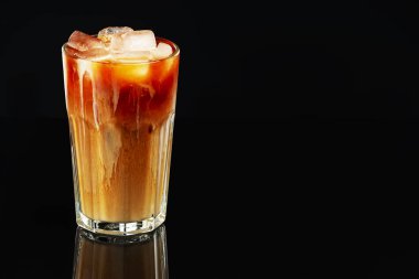 Siyah ayna yüzeyinde sütlü buzlu kahveyi tazeliyorum. Metin için boşluk