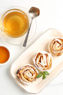 Nane, bal ve çay ile taze pişmiş elma gülleri beyaz mermer masa, düz yatıyordu