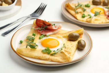 Beyaz masada servis edilen yumurta ve pastırmalı leziz krepler.
