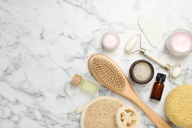 Beyaz mermer sehpada farklı vücut bakım ürünleri var. Metin için boşluk