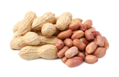 Beyaz üzerine izole edilmiş farklı fıstık yığını.