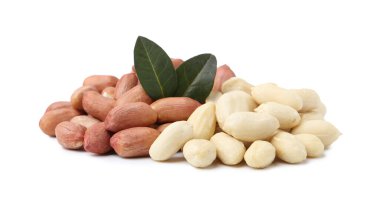 Taze fıstık ve yapraklar yığını beyazın üzerinde.