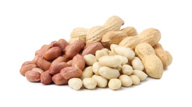 Beyaz üzerine izole edilmiş farklı fıstık yığını.