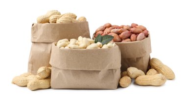 Beyaz poşetlerdeki farklı fıstıklar.