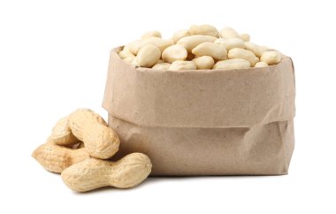 Kağıt torbada soyulmuş fıstıklar ve soyulmamış olanlar beyazlar üzerinde izole edilmiş.