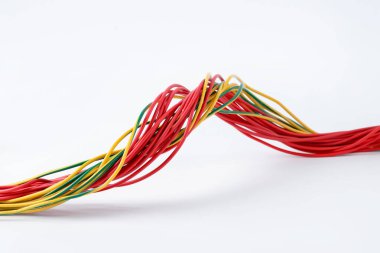 Birçok renkli elektrik kablosu beyaza izole edilmiş.