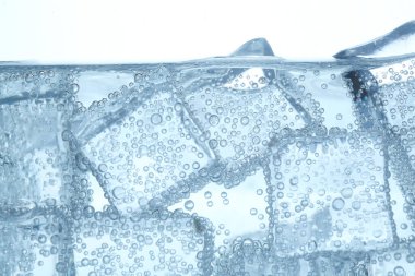 Beyaz arkaplanda buz küpleriyle soda tazeleniyor, yakın plan