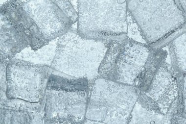 Arka plan olarak buz küpleri ile soda tazeleniyor, yakın plan