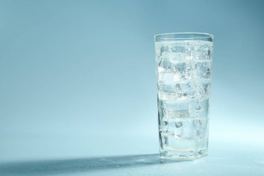 Açık mavi arkaplanda buzlu soda, metin için boşluk.