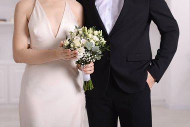 Güzel bir düğün buketi ve damadı olan gelin, yakın plan.