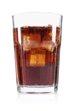 Beyaz bardakta buzlu tatlı soda.