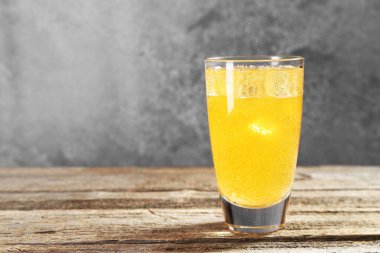 Tahta masada buzlu tatlı soda, yazı için yer var.