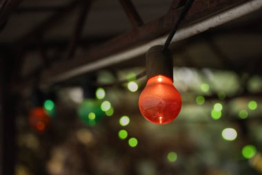 Noel kutlaması. Açık havada renkli ampullerle dekore edilmiş bir kubbe, yakın plan. Metin için boşluk