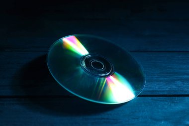 Ahşap arka planda küçük bir disk, yakın plan