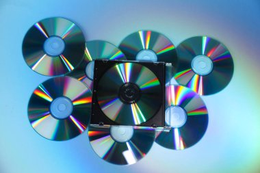 Açık mavi arkaplanda birçok küçük disk, üst görünüm