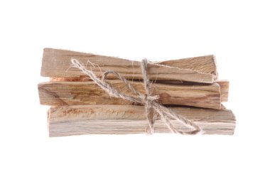 Beyaz arkaplanda bir avuç palo santo var.