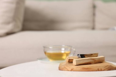 Palo santo çubukları ve beyaz masa içinde yanmış, mesaj için boşluk