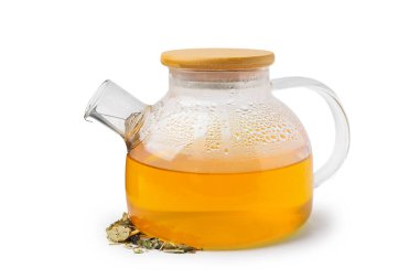 Lezzetli bitkisel çay ve kuru yapraklar beyaz üzerine izole edilmiş.