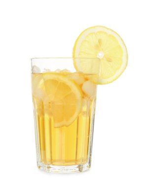Buzlu çayı beyaz bardakta limon dilimleriyle ferahlatıyor.