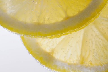 Limon dilimli soda, beyaz arka planda, yakın plan.