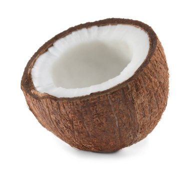 Çatlak hindistan cevizinin yarısı beyaza izole edilmiş.