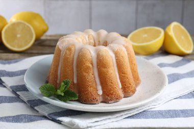 Lezzetli limonlu pasta, jöleli ve nane şekerli, ahşap masa, yakın plan.