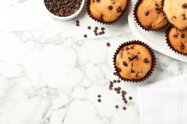 Beyaz mermer masa üzerinde çikolata parçalı lezzetli kek, düz yatıyordu. Metin için boşluk