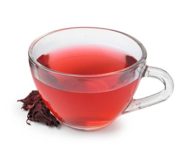 Cam bardakta leziz amber çayı ve beyaza izole edilmiş kuru roselle sepals.