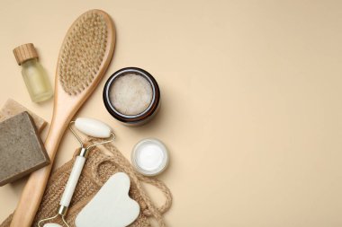 Bej arka planda farklı vücut bakım ürünleri, düz yatış. Metin için boşluk