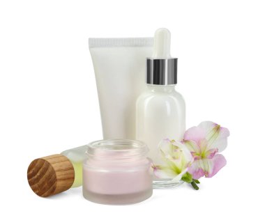 Beyaza izole edilmiş farklı vücut bakım ürünleri