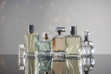 Cam yüzeyde farklı lüks parfümler. Bokeh etkisi