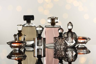 Cam yüzeyde farklı lüks parfümler. Bokeh etkisi