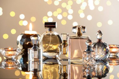Cam yüzeyde farklı lüks parfümler. Bokeh etkisi