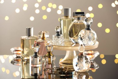 Cam yüzeyde farklı lüks parfümler. Bokeh etkisi