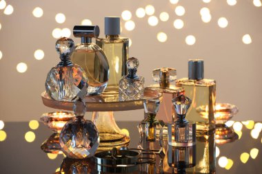 Cam yüzeyde farklı lüks parfümler. Bokeh etkisi