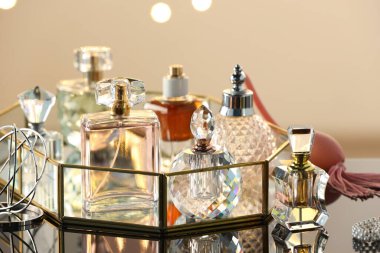 Cam yüzeyde farklı lüks parfümler, yakın plan. Bokeh etkisi