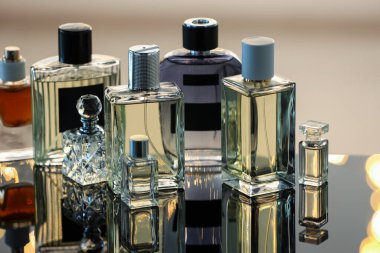 Cam yüzeyde farklı lüks parfümler, yakın plan.