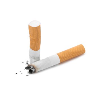 Beyaza izole edilmiş iki sigara izmariti. Sigara içme alışkanlığı