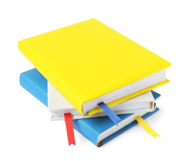 Beyaz üzerine izole edilmiş kurdele yer imlerine sahip kitaplar