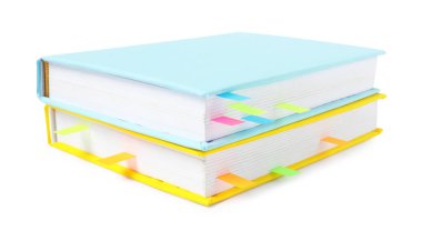 Beyaz üzerine renkli sekmeleri olan kitaplar