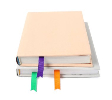 Beyaz üzerine izole edilmiş kurdele yer imlerine sahip kitaplar