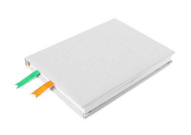 Beyaz üzerine izole edilmiş kurdele yer imleri olan kitap