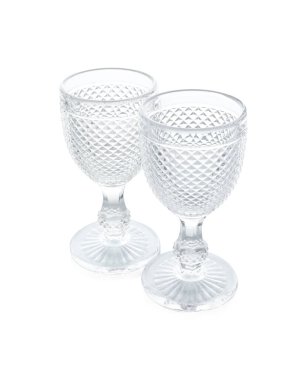 Beyaz üzerine izole edilmiş iki boş bardak.