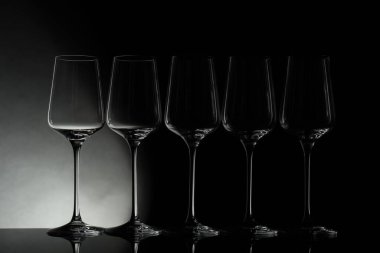 Aynada siyah arkaplana karşı birçok boş temiz bardak