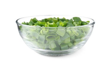 Taze doğranmış yeşil soğan beyaz kasede izole edilmiş.