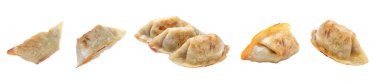 Beyaz arka planda lezzetli kızarmış gyoza (hamur tatlısı), hazır
